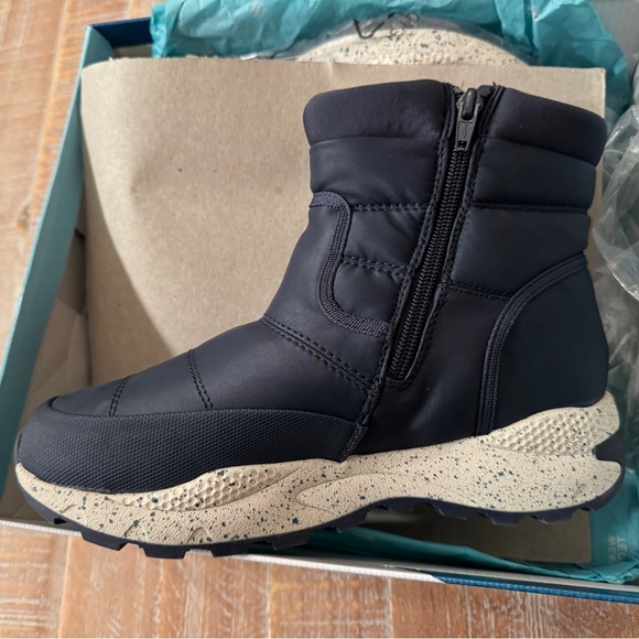 Darra Waterproof Cold Weather Boot - Picture 5 of 10